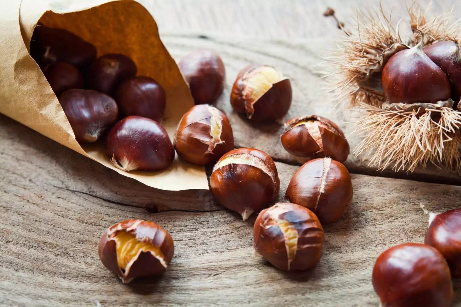 Theo chuyên gia dinh dưỡng, cứ 100g hạt dẻ sẽ cung cấp lượng calo từ 58 - 154 kcal Theo chuyên gia dinh dưỡng, cứ 100g hạt dẻ sẽ cung cấp lượng calo từ 58 - 154 kcal